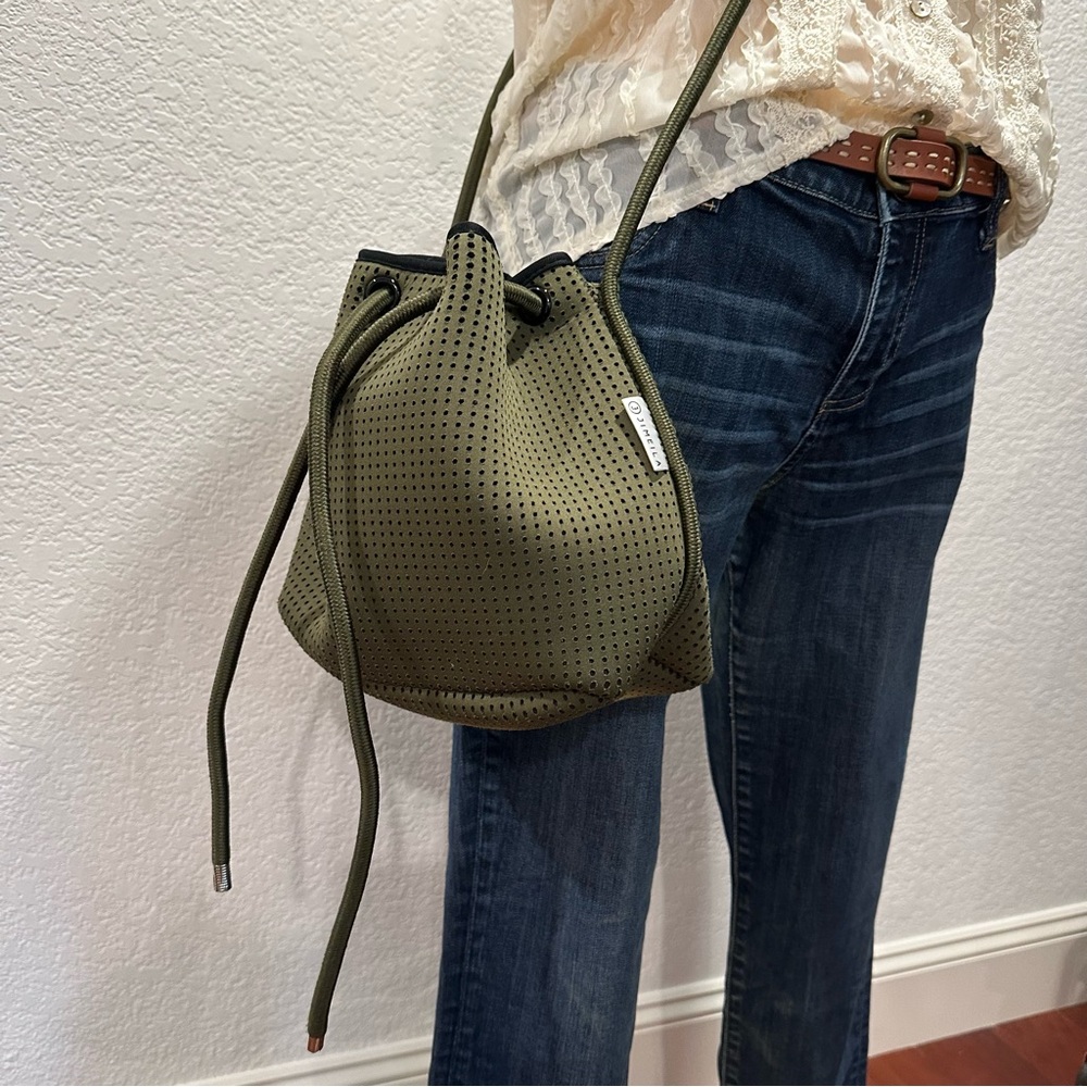 Anthropology‎ Jimeila Everywhere Green Bucket Bag Tote Athletic Vacation Travel - Picture 2 of 12